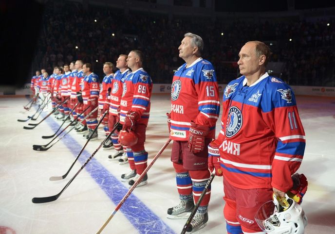 Putin v týmu s Vjačeslavem Fetisovem a Pavlem Bure, někdejšími hvězdami zámořské NHL.