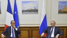 Putin a hollande zasedli u jednoho stolu.