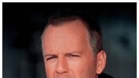 Bruce Willis v narážce na film Armageddon vzkazuje, že jemu už je zbytečné volat: Meteoritu, dopadajícímu na Čejabinsk už nezabrání ani on