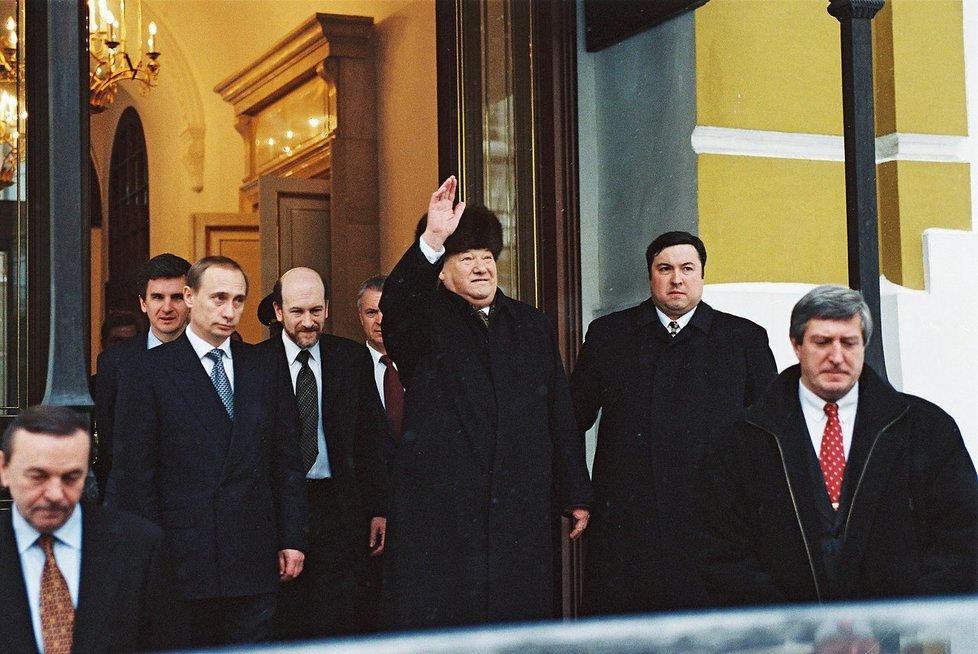 Boris Jelcin v doprovodu Vladimira Putina oznamuje rezignaci (31. 12. 1999).