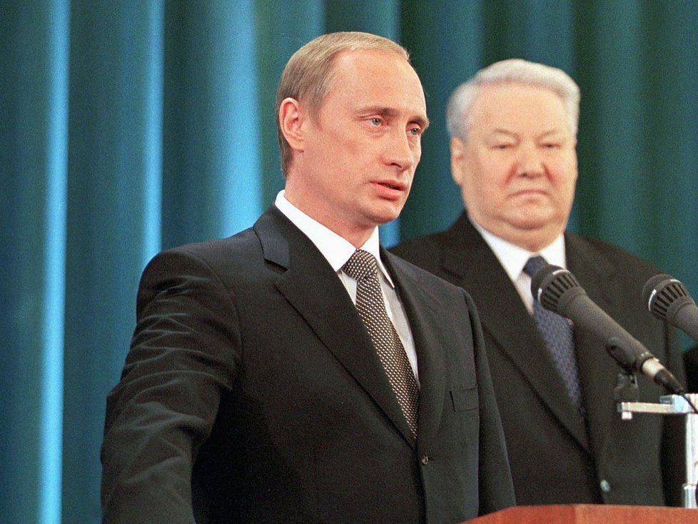 Putin skládá prezidentskou přísahu a nahrazuje Jelcina (7. 5. 2000).