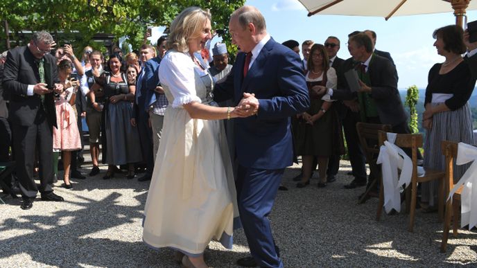 Vladimir Putin tanči s rakouskou ministryní zahraničí Karin Kneisslovou.