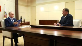 Putin v originální pracovně v Novo-Ogarjovu: Klika je pod pruhem na zdi (foto datováno 12. 7. 2024).