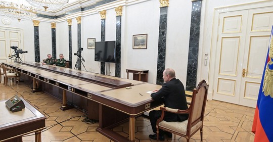 Putin se nesetká se Zelenským, dokud se nesežene dostatečně dlouhý stůl z Moskvy až do Kyjeva