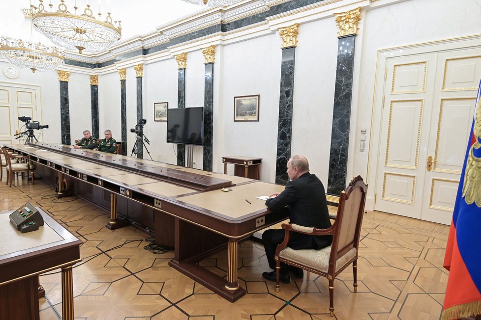 Vladimir Putin se spolupracovníky v Kremlu.