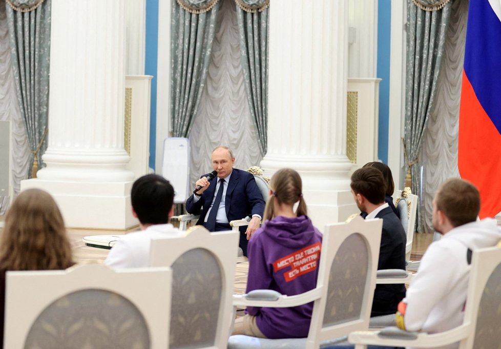 Debatovat s mládežníky Putin vydržel hodinu a tři čtvrtě.