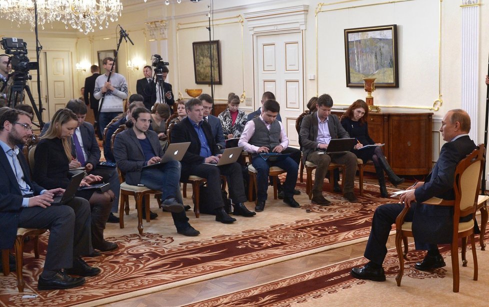 Prezident Putin na tiskové konferenci, kde popíral invazi na Krym. Jde prý o humanitární pomoc