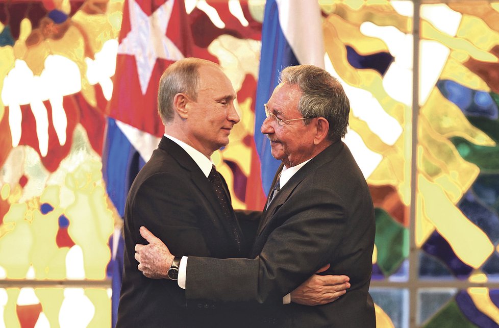 Raúl Castro a Vladimír Putin se přátelsky objímali
