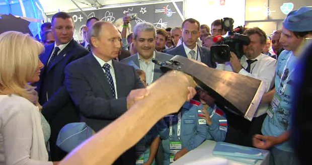 Putina okouzlila gigantická létající sekera. Za hodinu urazí až 70 kilometrů