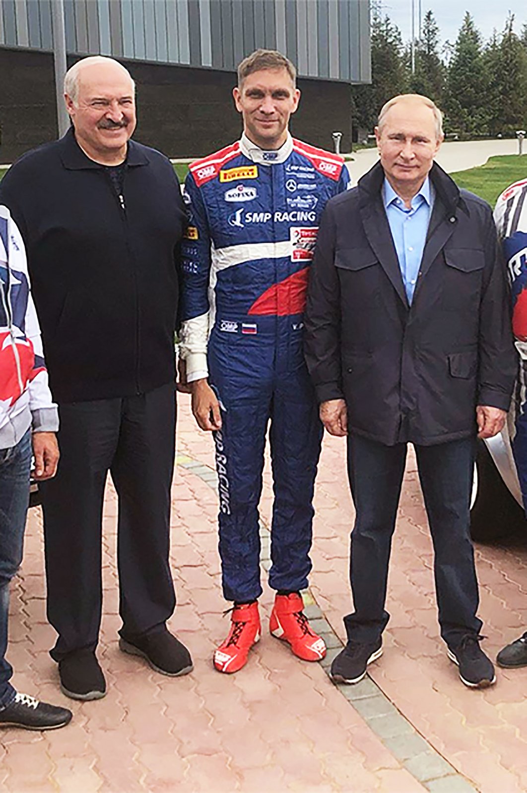 Lukašenko a Putin s ruským závodníkem F1 Petrovem