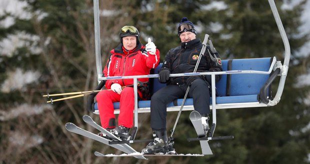 Putin si zalyžoval v Soči. Sekundoval mu Lukašenko, který zmínil i vodku