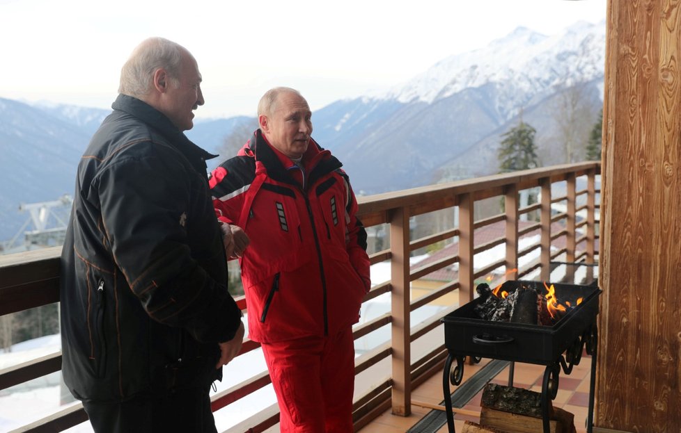 Ruský prezident Vladimir Putin a jeho běloruský protějšek Alexandr Lukašenko si společně zalyžovali v Soči (13. 2. 2019)