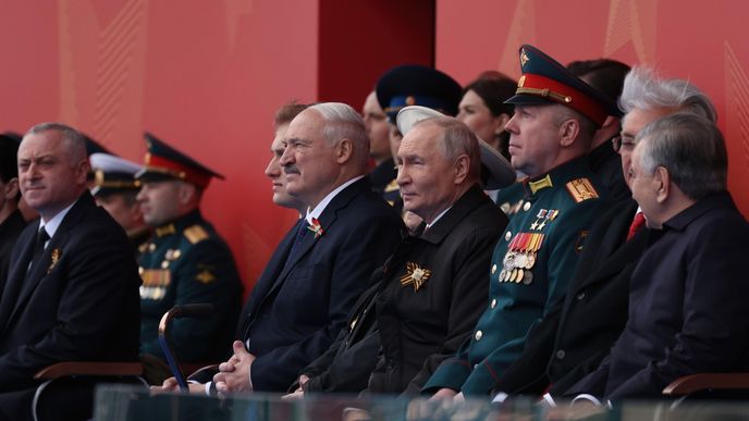 Alexander Lukašenko a Vladimir Putin na vojenské přehlídce v Moskvě Alexander Lukašenko a Vladimir Putin na vojenské přehlídce v Moskvě