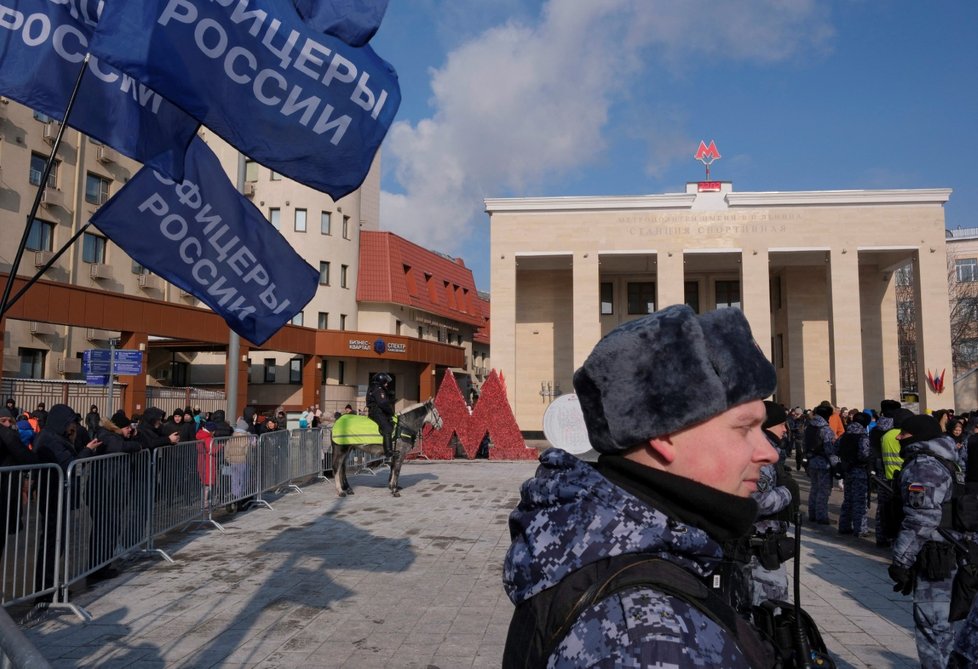 Příchod diváků na Putinův projev a koncert na stadioně Lužniki