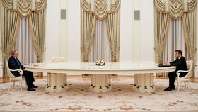 Vladimir Putin přijal Emmanuela Macrona za dlouhým stolem. (7. 2. 2022)