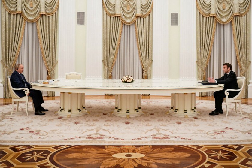 Vladimir Putin přijal Emmanuela Macrona za dlouhým stolem (7. 2. 2022).