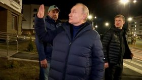 Putin se v Mariupolu bavil s údajnými kolemjdoucími