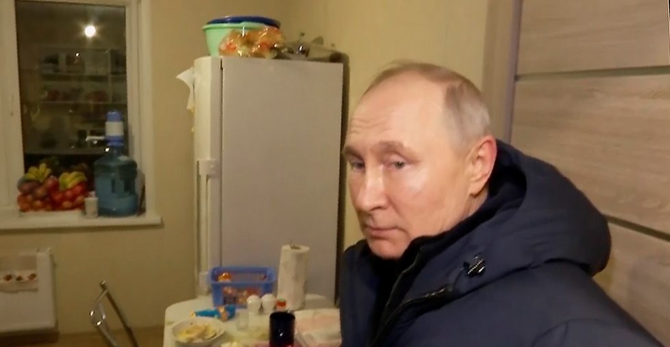 Putin navštěvoval některé domácnosti v okupovaném Mariupolu.