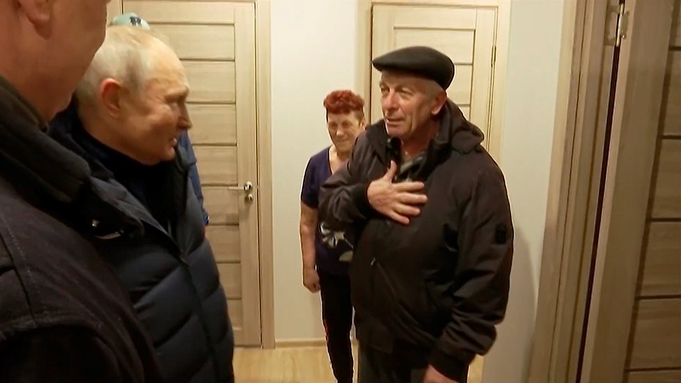 Putin navštěvoval některé domácnosti v okupovaném Mariupolu.
