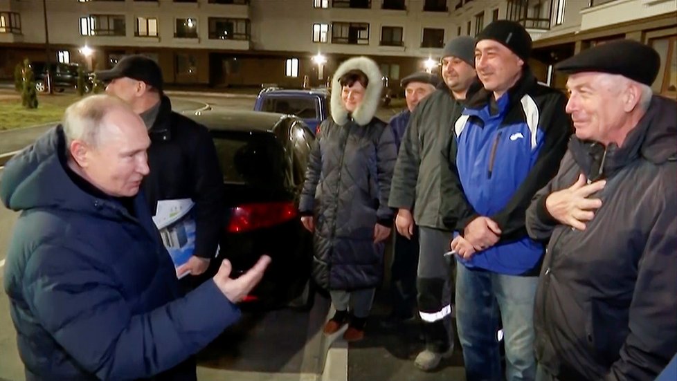 Putin se v Mariupolu bavil s údajnými kolemjdoucími.
