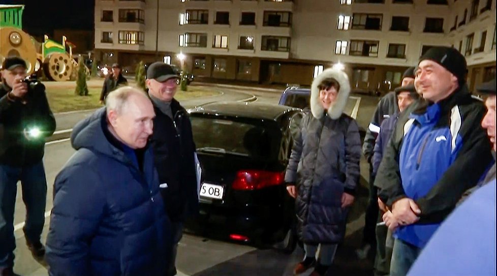 Putin se v Mariupolu bavil s údajnými kolemjdoucími.