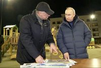 ONLINE: Putin jako zloděj pod rouškou noci, utahují si z jeho cesty do Mariupolu Ukrajinci