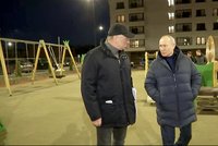 ONLINE: Putinova procházka okupovaným Mariupolem budí pochybnosti. Vítali ho komparzisté?