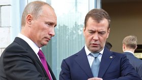 Putin si s Medvěděvem seřídili hodinky a domluvili se, kdy proběhne výměna prezidenta za premiéra