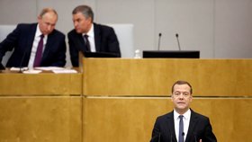 Medveděv, v pozadí Putin a šéf Dumy Volodin