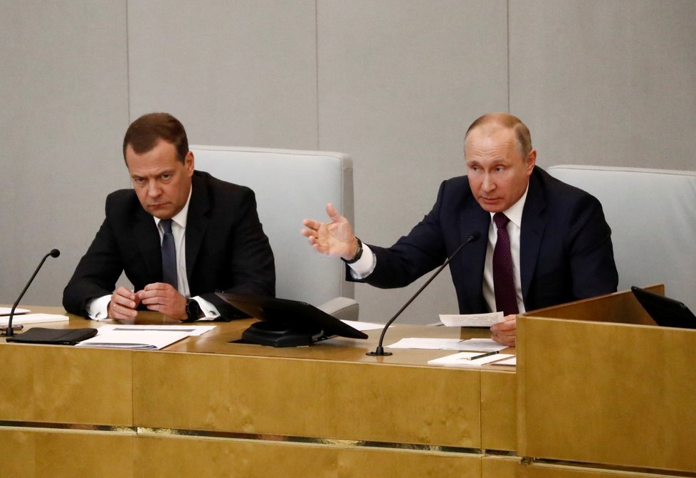 Ruský premiér Medveděv a prezident Putin.