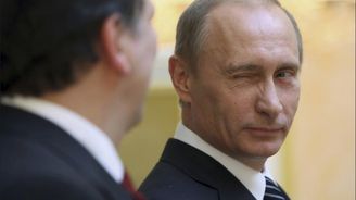 Ruské volby v kostce: Putinovi pomáhají sankce i smrt agenta v Británii. Voliči mohou vyhrát iPhone