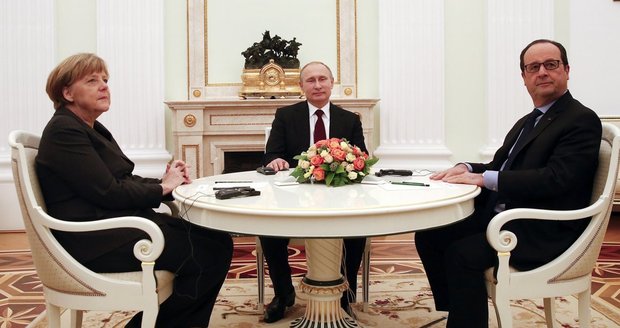 Německá kancléřka a francouzský a ruský prezident probírali několik hodin mírový plán pro Ukrajinu u kulatého stolu.