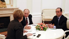 Putin, Merkelová a  Hollande jednali o situaci na Ukrajině u kulatého stolu.