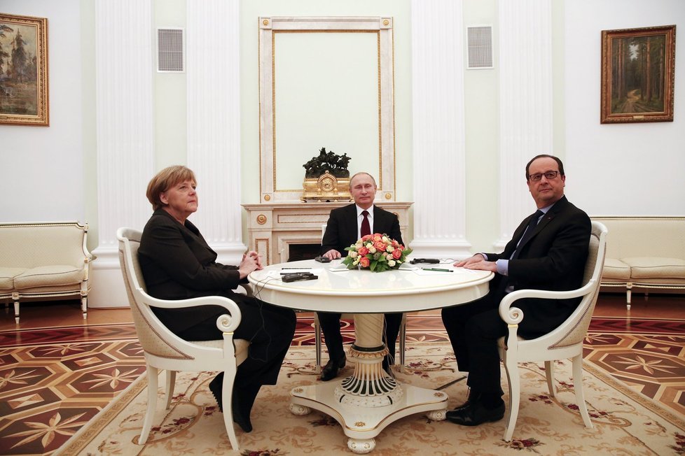 Po dlouhých pěti hodinách dnes v Moskvě skončilo jednání německé kancléřky Angely Merkelové a francouzského prezidenta Françoise Hollandea ruským prezidentem Vladimirem Putinem.
