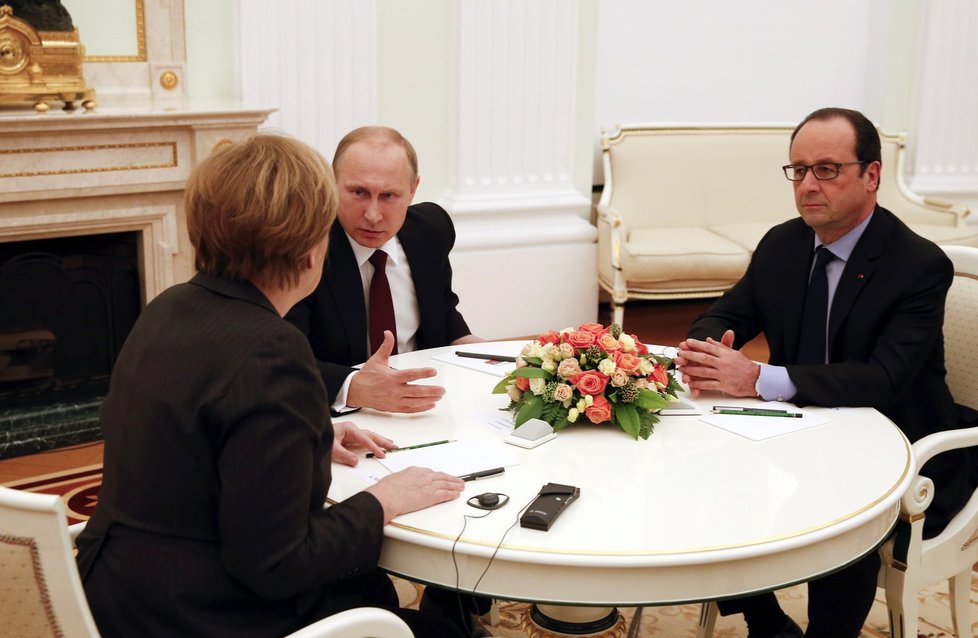 Situaci na Ukrajině řešili také Putin, Merkelová a  Hollande u kulatého stolu. Celých pět hodin!