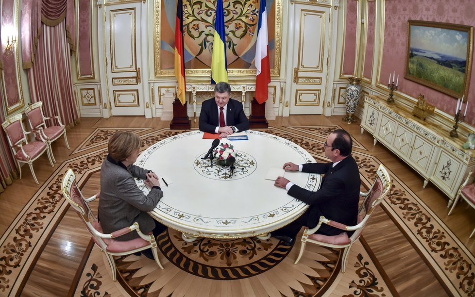 Schůzce s Putinem předcházelo čtvrteční rokování v Kyjevě s ukrajinským prezidentem Petrem Porošenkem, kterému Merkelová a Hollande svůj mírový plán představili.