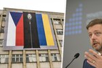 Symbol vzniku ČSR i ukrajinské odhodlanosti? Na budově resortu vnitra visí vlajka s vytrácejícím se Putinem