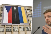 Na budově vnitra visí vlajka Putina v pytli na mrtvoly. „Víme, kdo je náš nepřítel,“ říká Rakušan