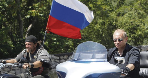 Jsem jedním z vás, snažil se Putin přesvědčit sedm tisíc motorkářů na srazu v Sevastopolu