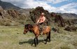 Putin na koni v přírodě