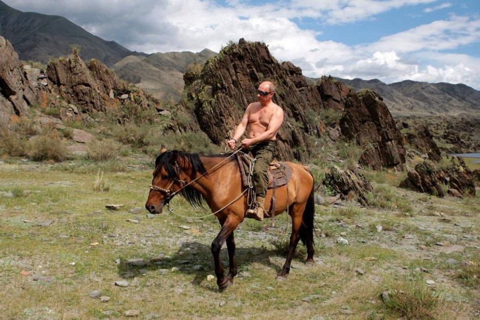 Putin na koni v přírodě