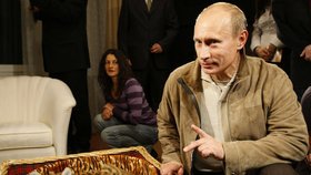 Ruský premiér Vladimír Putin dostal k narozeninám mládě tygříka
