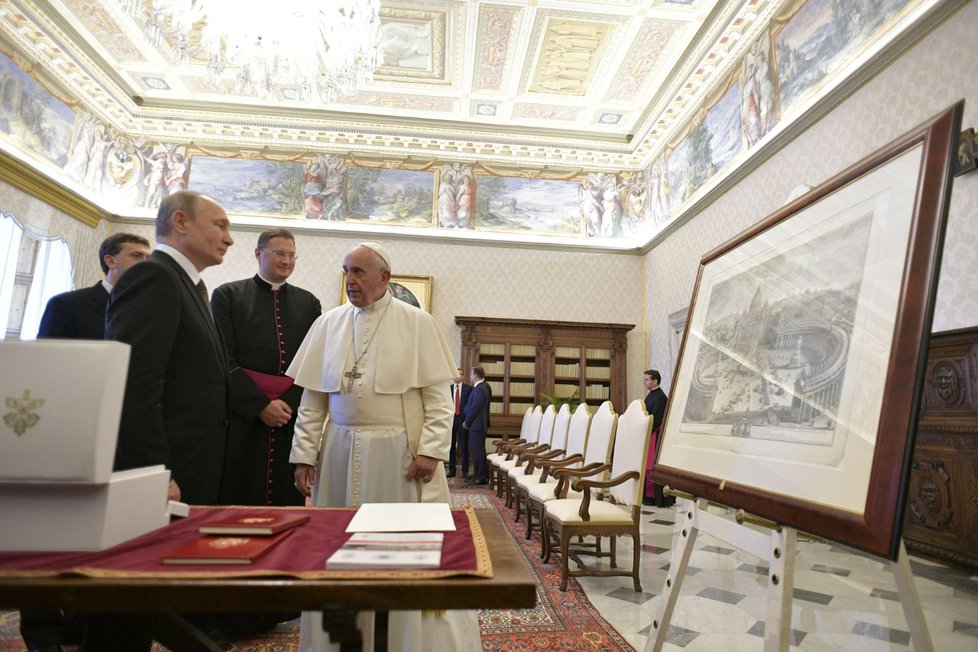 Papež František dnes přijal ruského prezidenta Vladimira Putina, který uprostřed krize vztahů Ruska se Západem zavítal na bleskovou návštěvu Říma a Vatikánu. Ruský prezident, proslulý svou nedochvilností, dorazil na svou třetí schůzku s Františkem s přibližně hodinovým zpožděním.