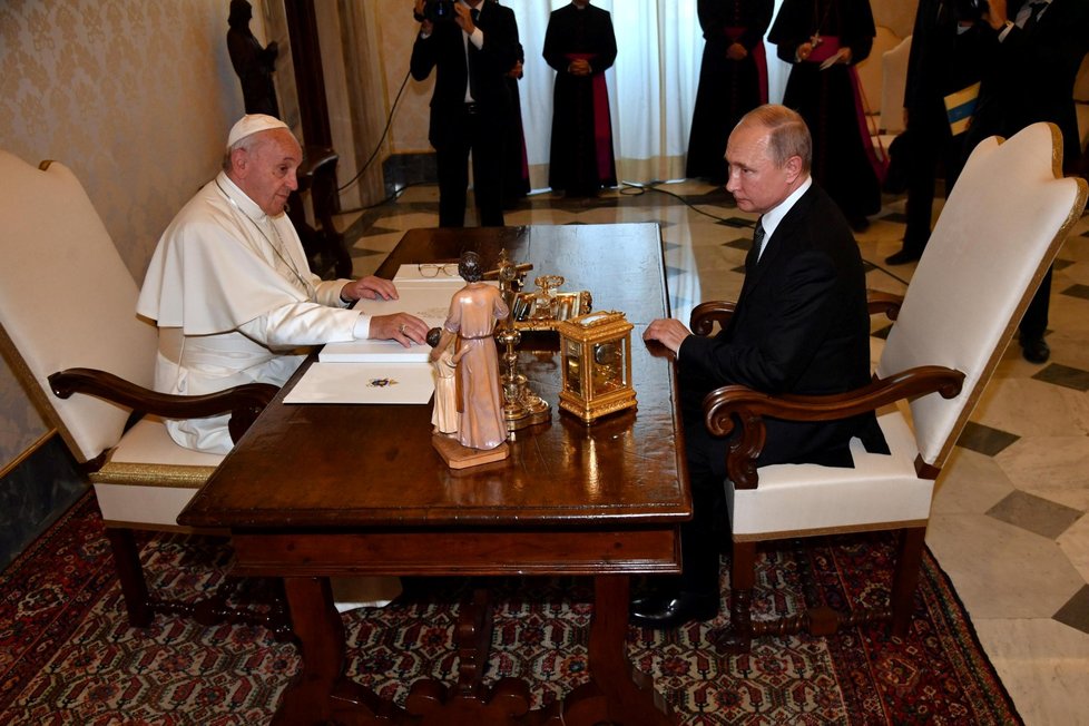 Papež František dnes přijal ruského prezidenta Vladimira Putina, který uprostřed krize vztahů Ruska se Západem zavítal na bleskovou návštěvu Říma a Vatikánu. Ruský prezident, proslulý svou nedochvilností, dorazil na svou třetí schůzku s Františkem s přibližně hodinovým zpožděním.