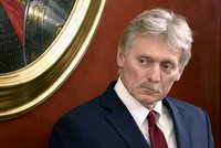 Kde je Peskov? Putinův mluvčí se týdny neukázal na veřejnosti