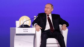 Po svém projevu na fóru Putin seděl neklidně, nepohodlně.