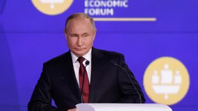 Vladimir Putin na Petrohradském ekonomickém fóru (17. 6. 2022).