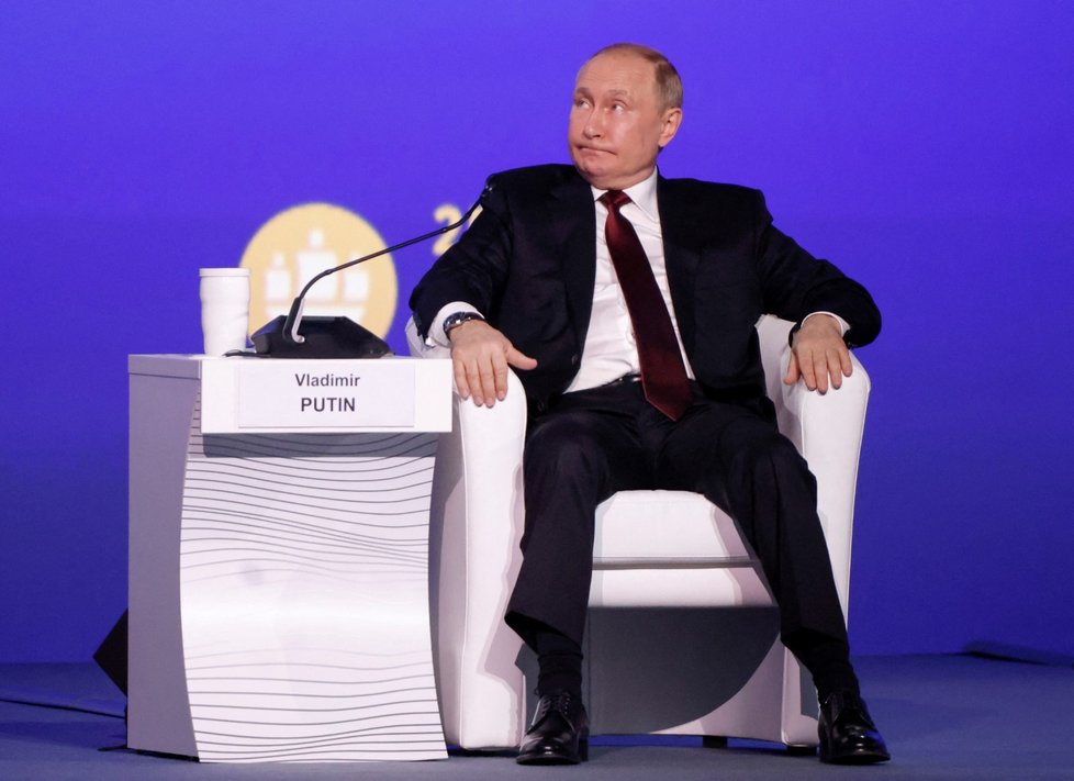 Po svém projevu na fóru Putin seděl neklidně, nepohodlně.