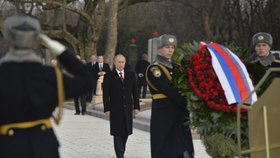 Vladimir Putin krátce po svém příletu do Budapešti zamířil na hřbitov