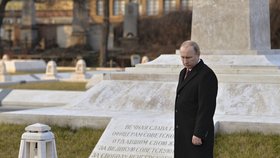 Vladimir Putin uctil památku vojáků, kteří potlačovali protikomunistické povstání